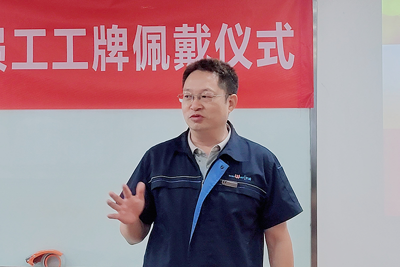 bbin宝盈第23次员工工牌佩戴仪式顺利开展 员工工牌佩戴仪式