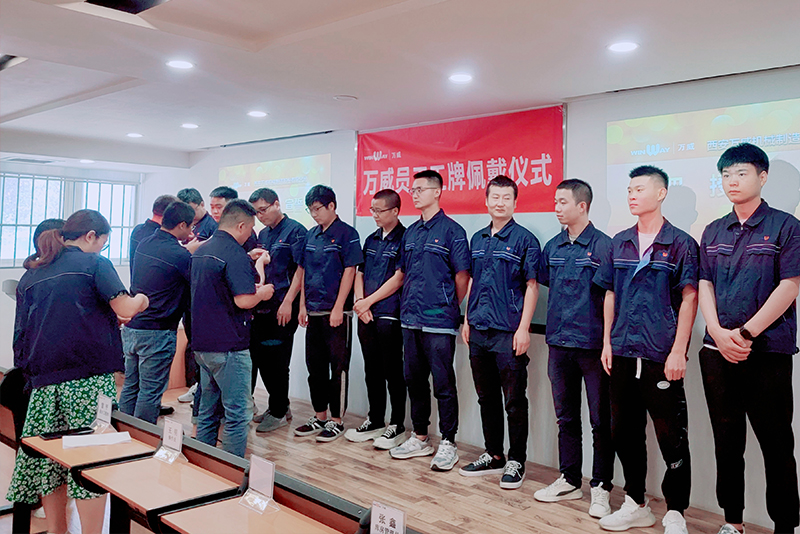 bbin宝盈第23次员工工牌佩戴仪式顺利开展 员工工牌佩戴仪式