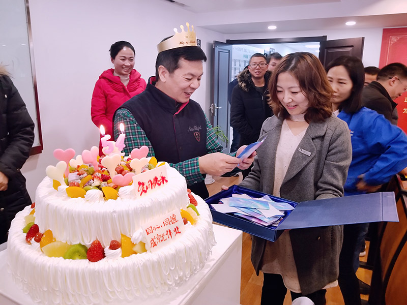 您有一份生日祝福需要查收!bbin宝盈机械员工为董事长,总经理送上祝福 您有一份生日祝福需要查收!bbin宝盈机械员工为董事长,总经理送上祝福