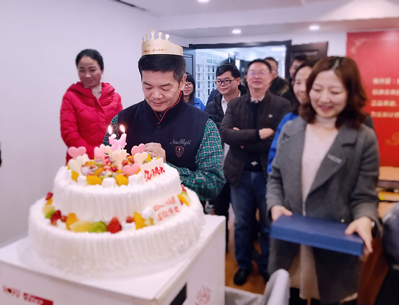 您有一份生日祝福需要查收!bbin宝盈机械员工为董事长,总经理送上祝福 您有一份生日祝福需要查收!bbin宝盈机械员工为董事长,总经理送上祝福